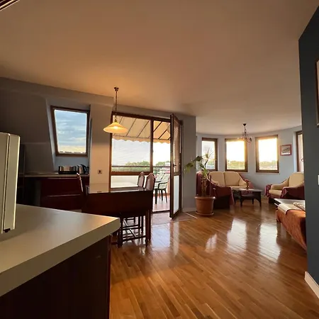 דירה Thermae Heritage Penthouse With Garage וארנה